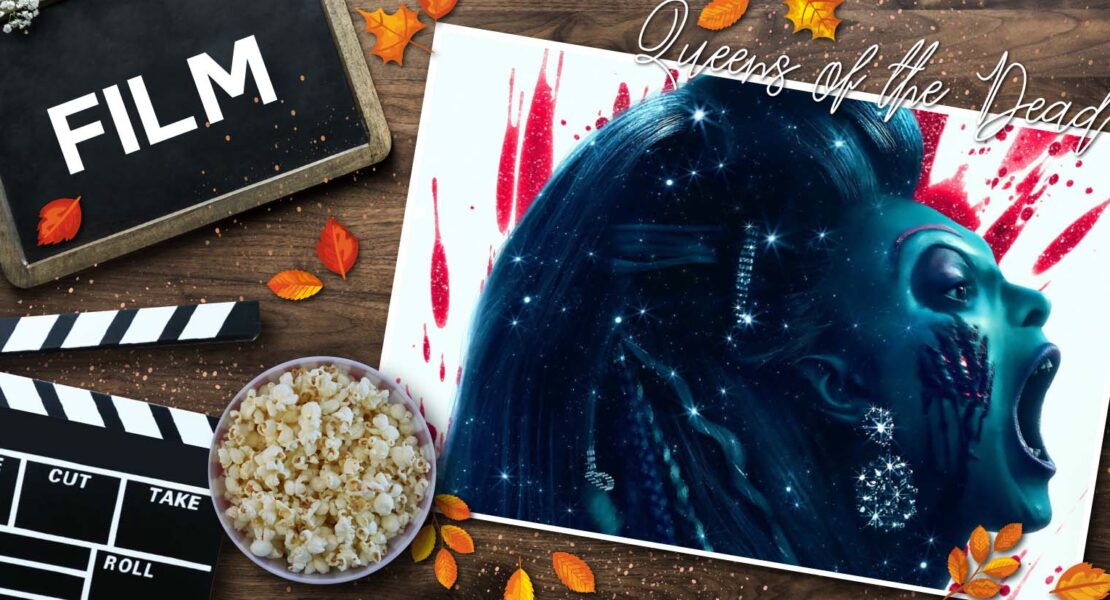 Grafik zu einer Filmkritik von Queens of the Dead: Auf einem Holztisch liegen eine Filmklappe, eine Schale Popcorn und eine Tafel mit der Aufschrift „FILM“. Daneben ist ein illustriertes Motiv zu sehen, das eine Person mit sternenbedecktem, dunkelblauem Haar und geöffnetem Mund zeigt. Rote Farbspritzer bilden den Hintergrund des Porträts. Herbstlaub ist über das gesamte Bild verteilt. Oben rechts steht der Filmtitel „Queens of the Dead“.