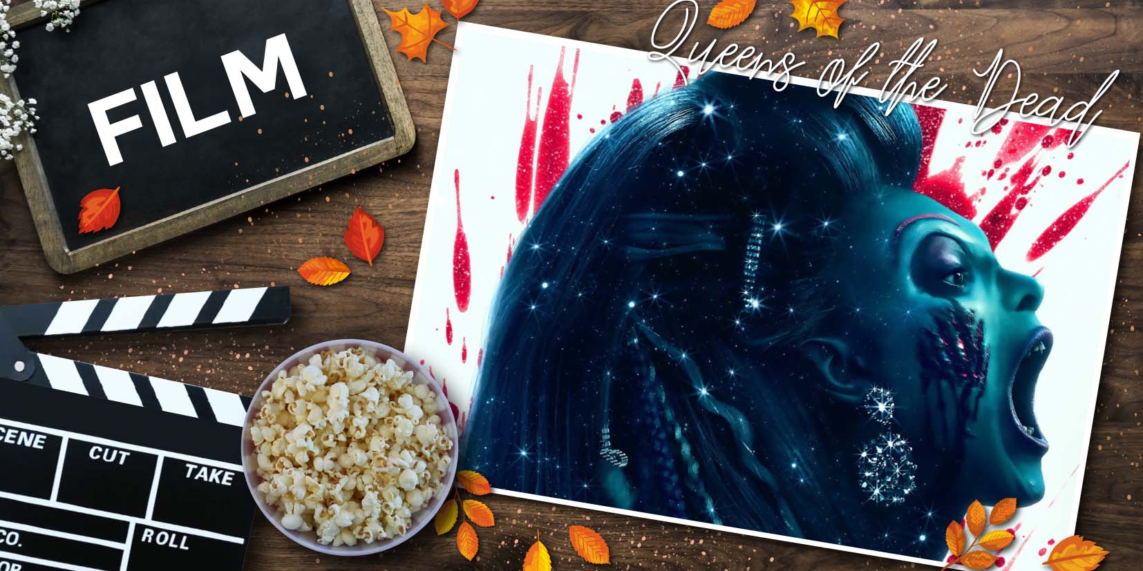 Grafik zu einer Filmkritik von Queens of the Dead: Auf einem Holztisch liegen eine Filmklappe, eine Schale Popcorn und eine Tafel mit der Aufschrift „FILM“. Daneben ist ein illustriertes Motiv zu sehen, das eine Person mit sternenbedecktem, dunkelblauem Haar und geöffnetem Mund zeigt. Rote Farbspritzer bilden den Hintergrund des Porträts. Herbstlaub ist über das gesamte Bild verteilt. Oben rechts steht der Filmtitel „Queens of the Dead“.