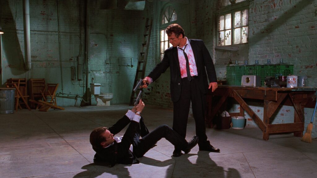 Mr. White (Harvey Keitel) richtet seine Waffe auf den am Boden liegenden Mr. Orange in „Reservoir Dogs“.
