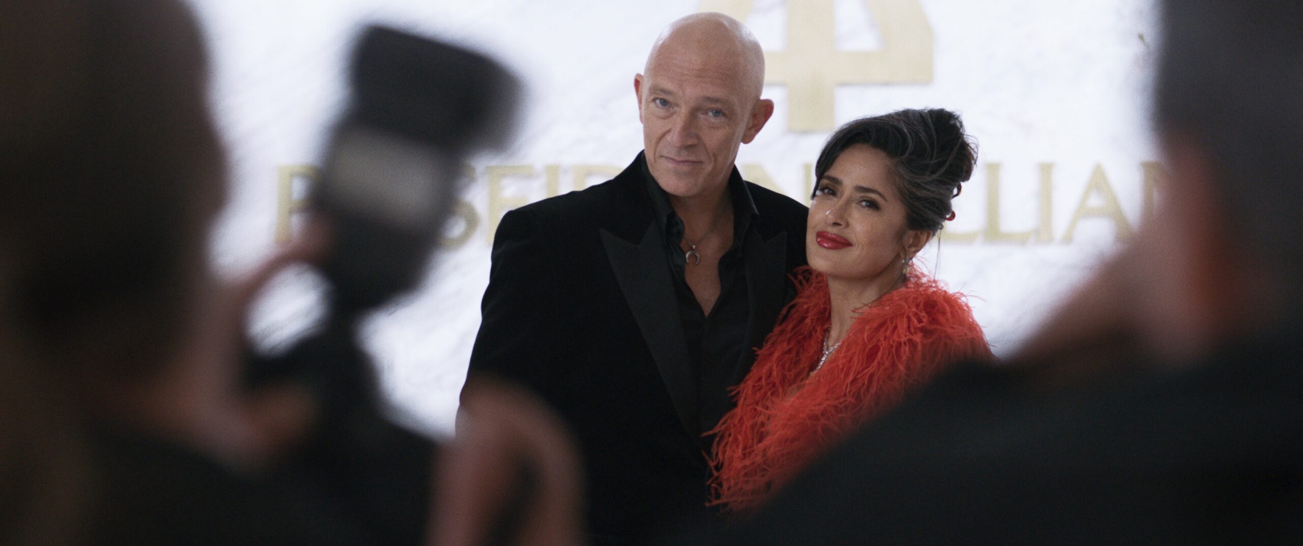 Gloria Bracken (Salma Hayek Pinault) und Ben Bracken (Vincent Cassel) aus dem Film SACRIFICE posieren für ein Foto für die Presse.