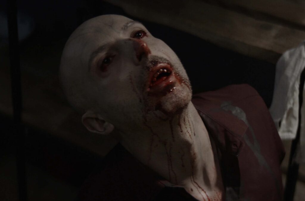 Das Bild zeigt Arnaut (Branko Tomović) aus dem Film VAMPIR, der den Kopf nach hinten gelegt hat seine Augen blutunterlaufen und sein Mund ebenso voller Blut. | Media Monday #798